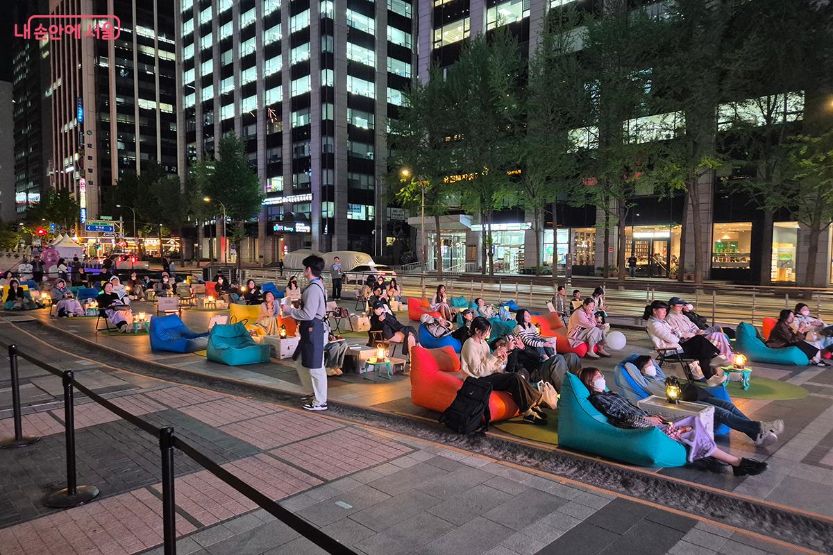 청계광장에도 약 100석의 빈백이 마련되었다. 