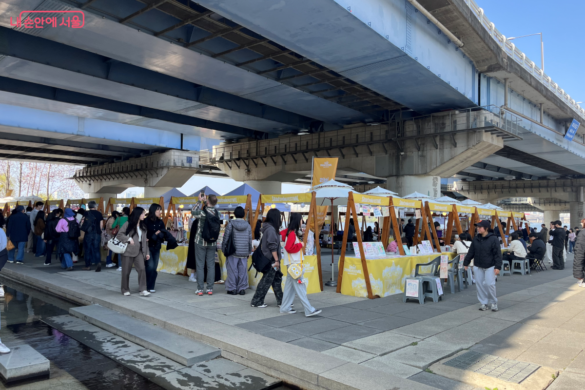 한강공원 다른 한편에서 운영되는 &lsquo;2026 서울스프링페스티벌&rsquo; 플리마켓 &copy;김연희