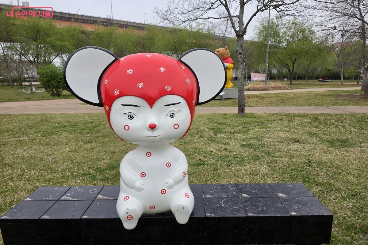 빨간 머리를 한 작은 캐릭터 작품