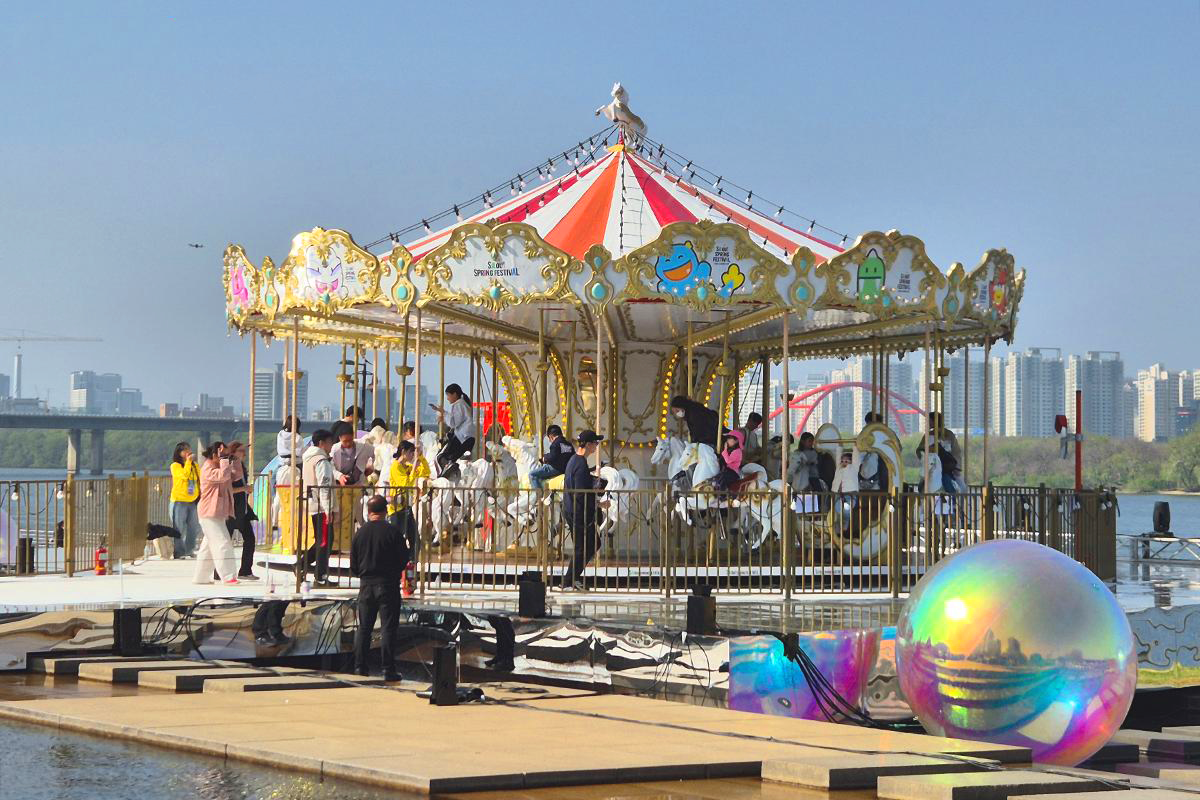여의도에 회전목마 등장?! 26일간의 봄 축제 '스프링페스티벌' 개막