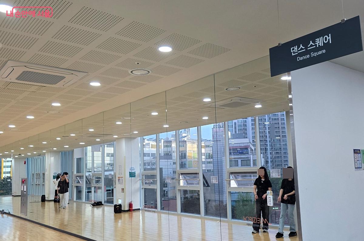 4층에서는 댄스 연습이 한창이다. &copy;조성희