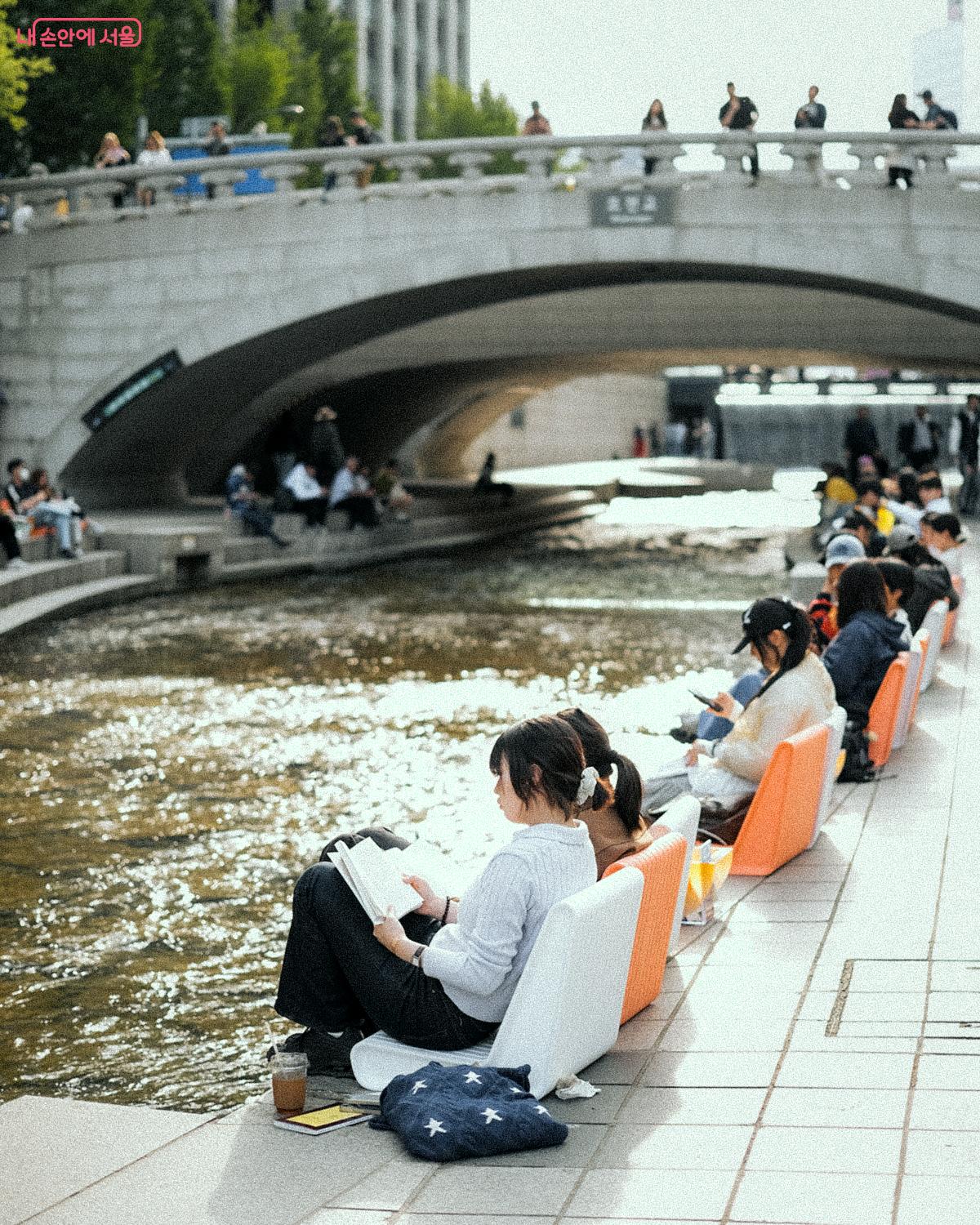 청계천의 경쾌한 물소리와 함께 독서를 즐기는 시민들 &copy;김아름