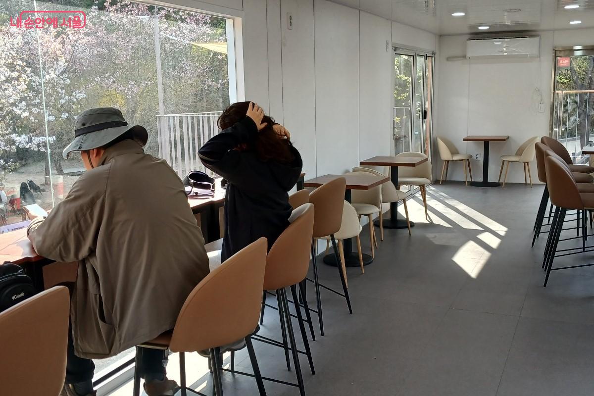 '천연황토 행복쉼터' 2층 공간에 방문한 주민들 모습 &copy;임영근 