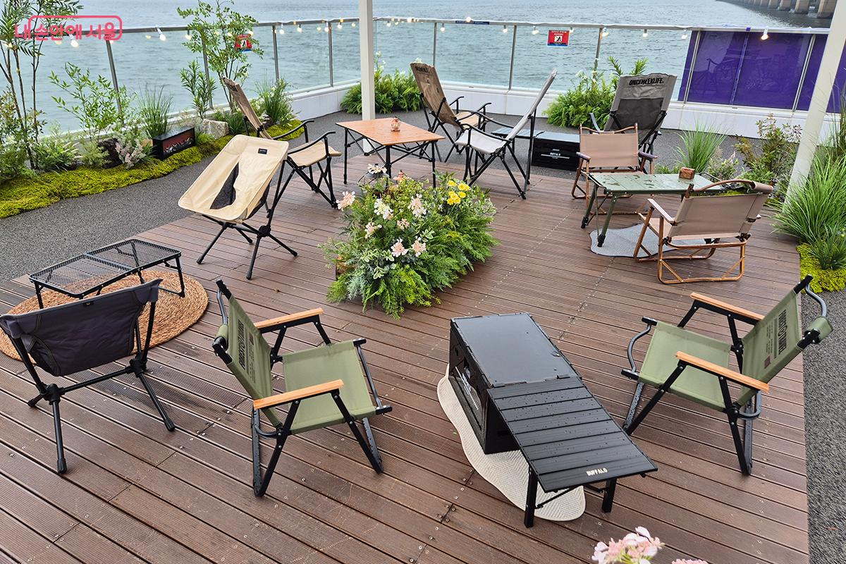 각자의 개성에 맞게 다양하게 준비된 의자와 해먹이 관람객들에게 최고의 휴식을 제공한다.