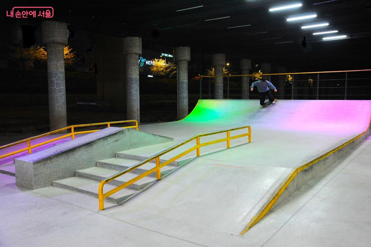 주요 구조물인 계단형 구조물, 레일 난간 &copy;조수봉