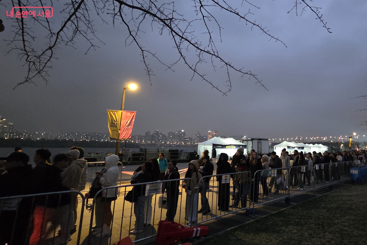 '드론 라이트쇼'열리는 한강공원 시민들과 관광객들 질서 있게 입장 &copy;장미화