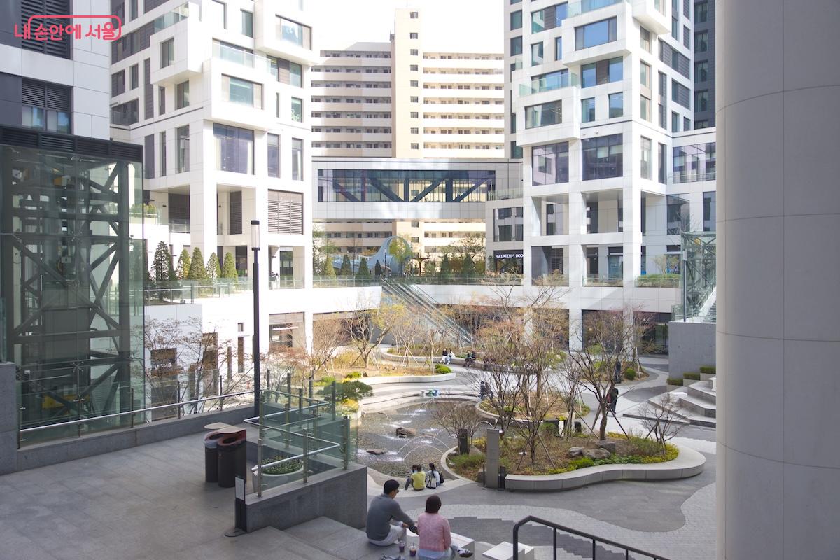 모던한 매력의 여의도 브라이튼 주변을 함께 산책하는 것을 추천한다