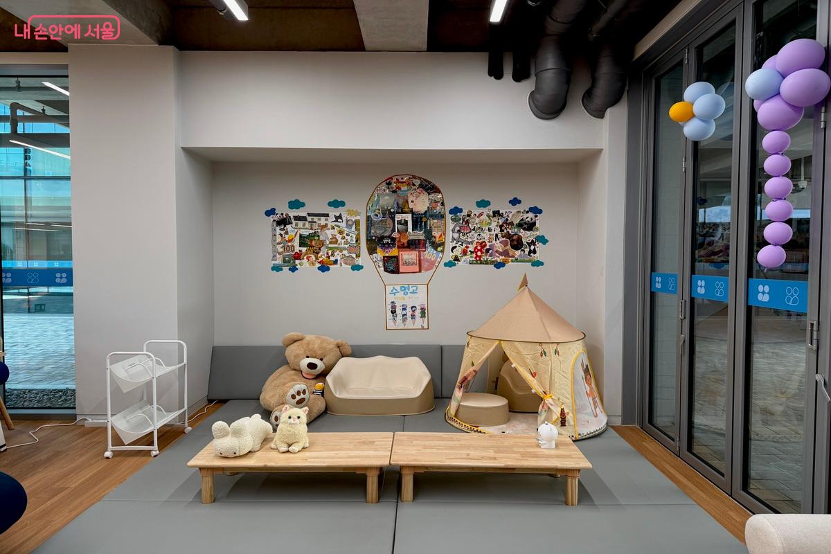 아이들이 자연스럽게 책에 접근할 수 있도록 구성되어 있다. &copy;임수영