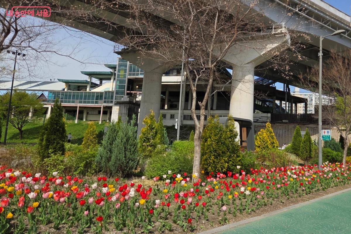 경의중앙선 응봉역 옆 응봉나들목으로 밖 &lsquo;응봉나들공원&rsquo; &copy;김미선