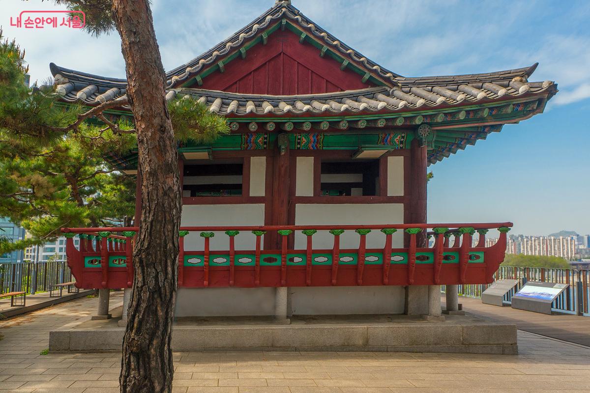 조선시대 세종 때 우의정 노한이 어머니를 그리워하며 지은 효사정