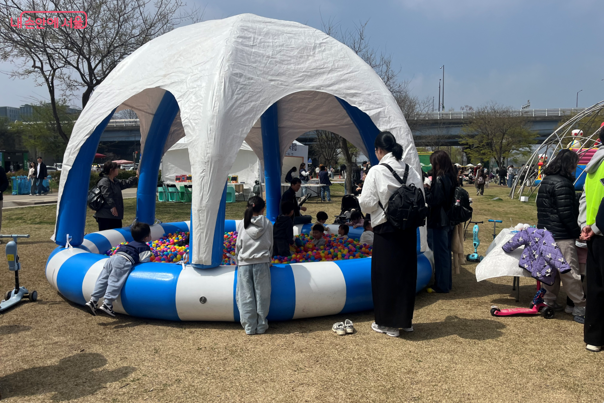 아이들이 자유롭게 즐길 수 있는 놀이기구 시설 &copy;김연희