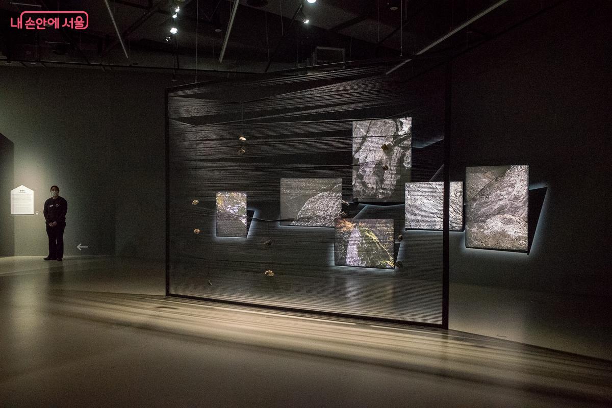 어둠 속에서 빛나는 사진과 선이 어우러진 박형렬 작가의 입체적인 설치 작품 &copy;이란