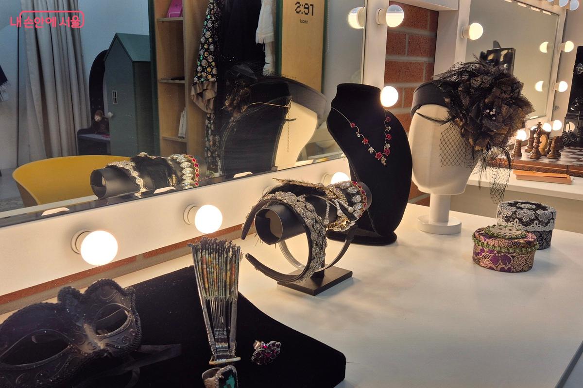 다양한 소품과 의상을 착용해 볼 수 있는 공간 &copy;마가은