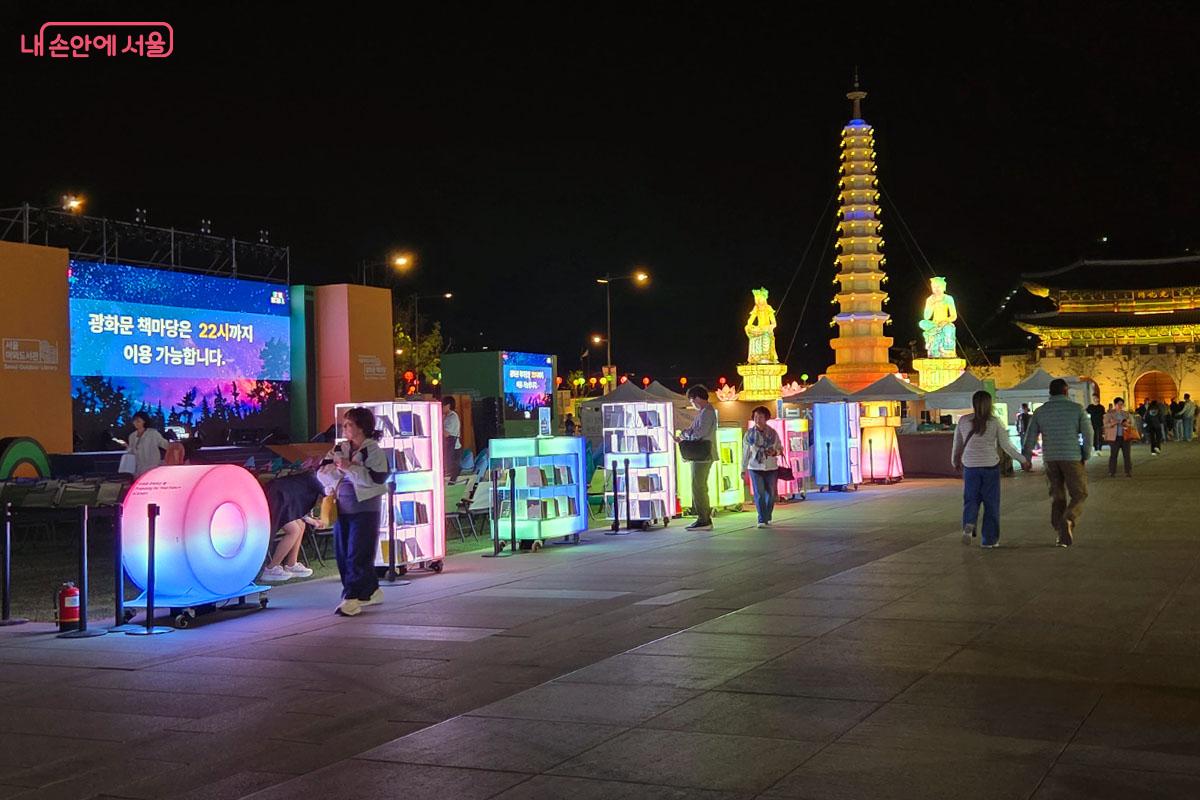 외국인 관광객들에게도 매력적인 야간 명소로 떠오른 서울야외도서관 &copy;이다현