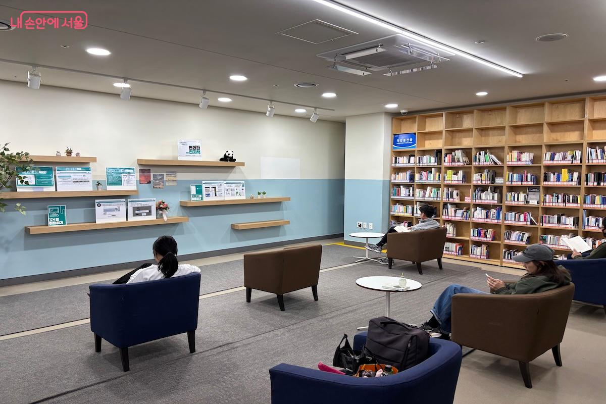 마포중앙도서관 3층 자료실 &copy;이혜원