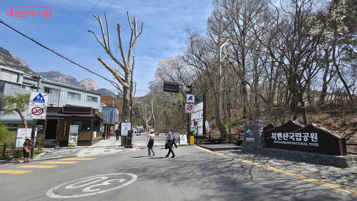 북한산성탐방지원센터에서 백운대로 향하는 등산로 시작 지점 ⓒ최용수