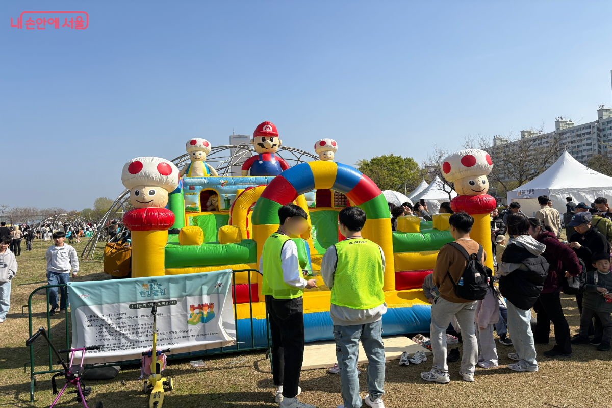 에어바운스를 이용하기 위해 많은 시민들이 기다리고 있는 모습