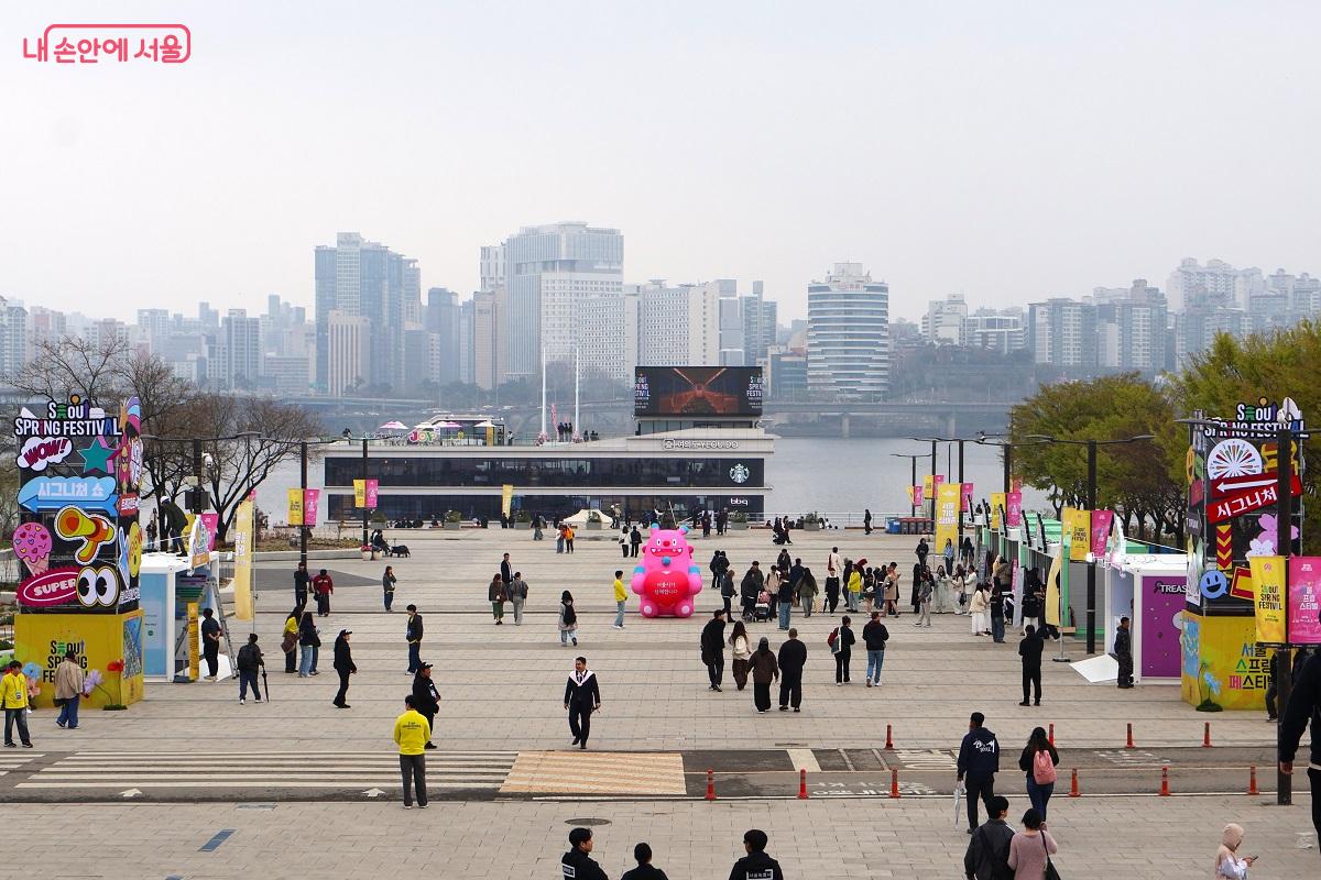 한강이다! 지하철 여의나루역에서 나오자 탁트인 한강공원 축제장 풍경이 한 눈에 들어온다. ⓒ이봉덕