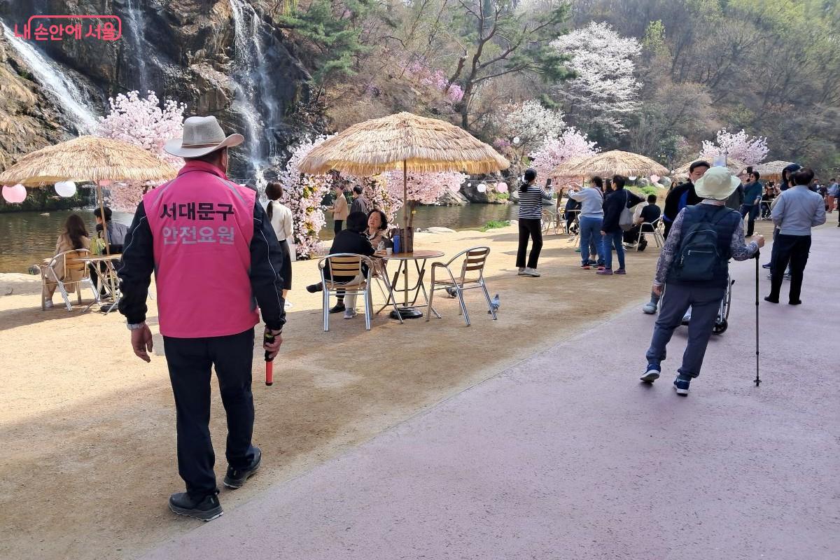 보행 질서를 유지하고 위험 요소를 사전에 차단하고자 순찰하는 안전요원 ©장형진