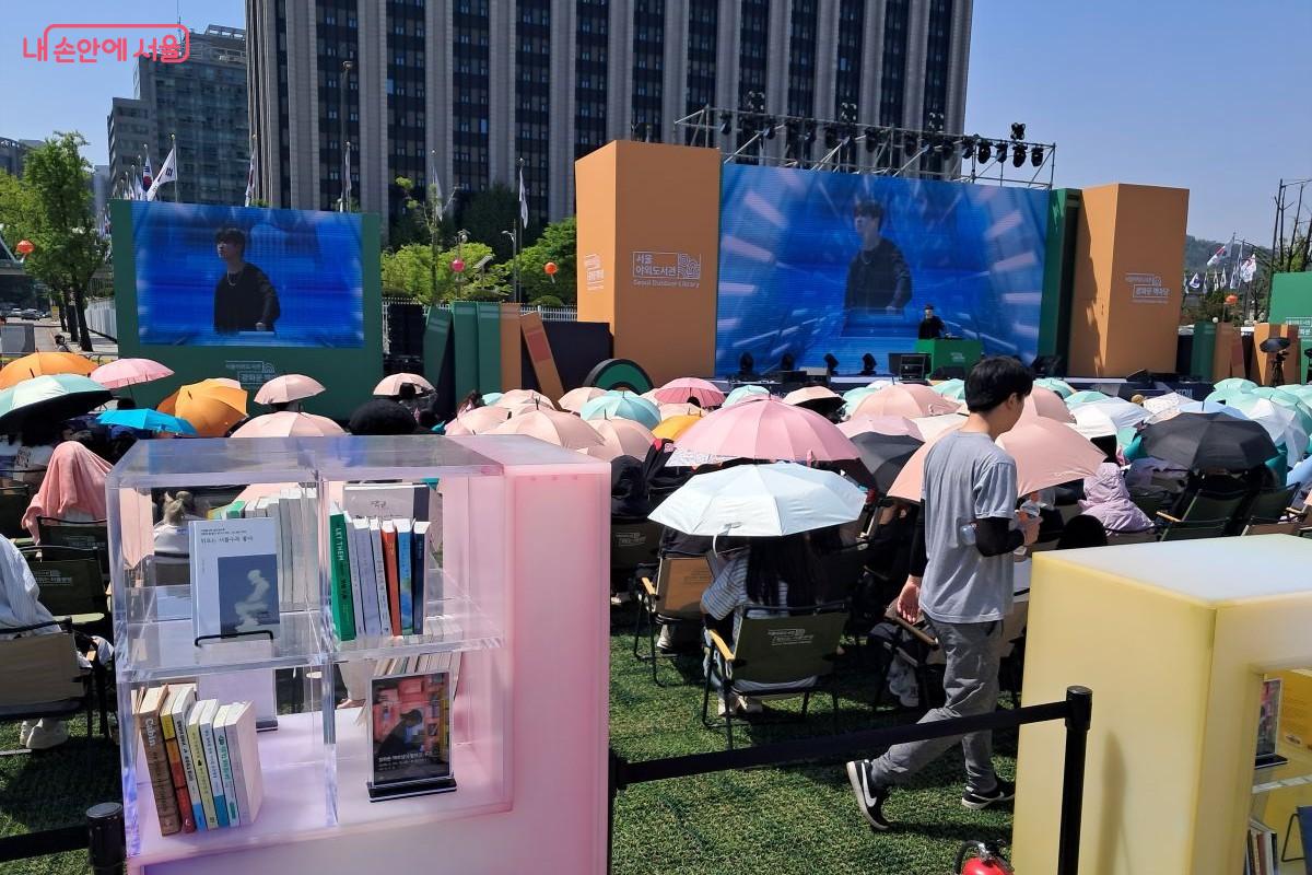 따사로운 햇볕 아래 축하 공연이 펼쳐지고 있다. &copy;장형진