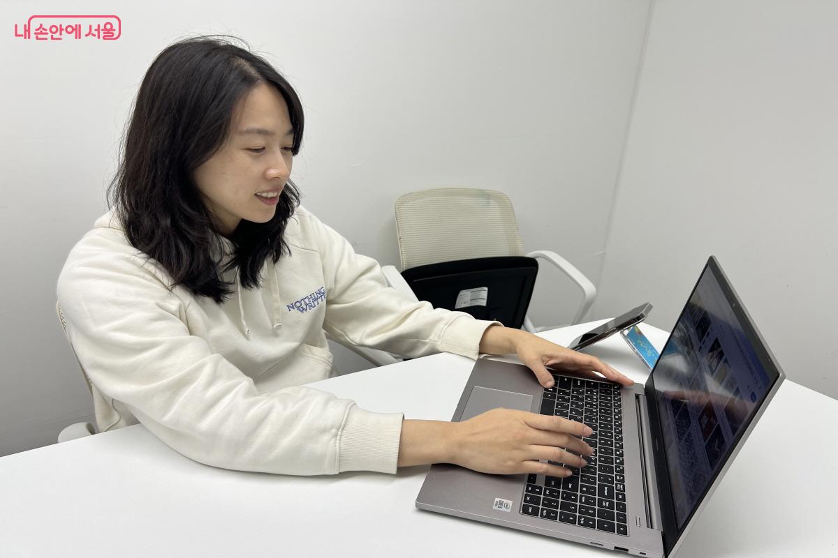 'AI 실무 역량강화 교육' 담당자인 권기혜 대리와 차기 교육에 대해 대화를 나눴다. &copy;박지영   