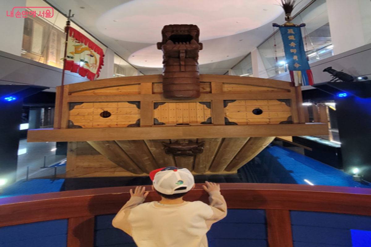 충무공 이야기 내에 위치한 거대한 거북선을 바라보고 있다. &copy;김주희