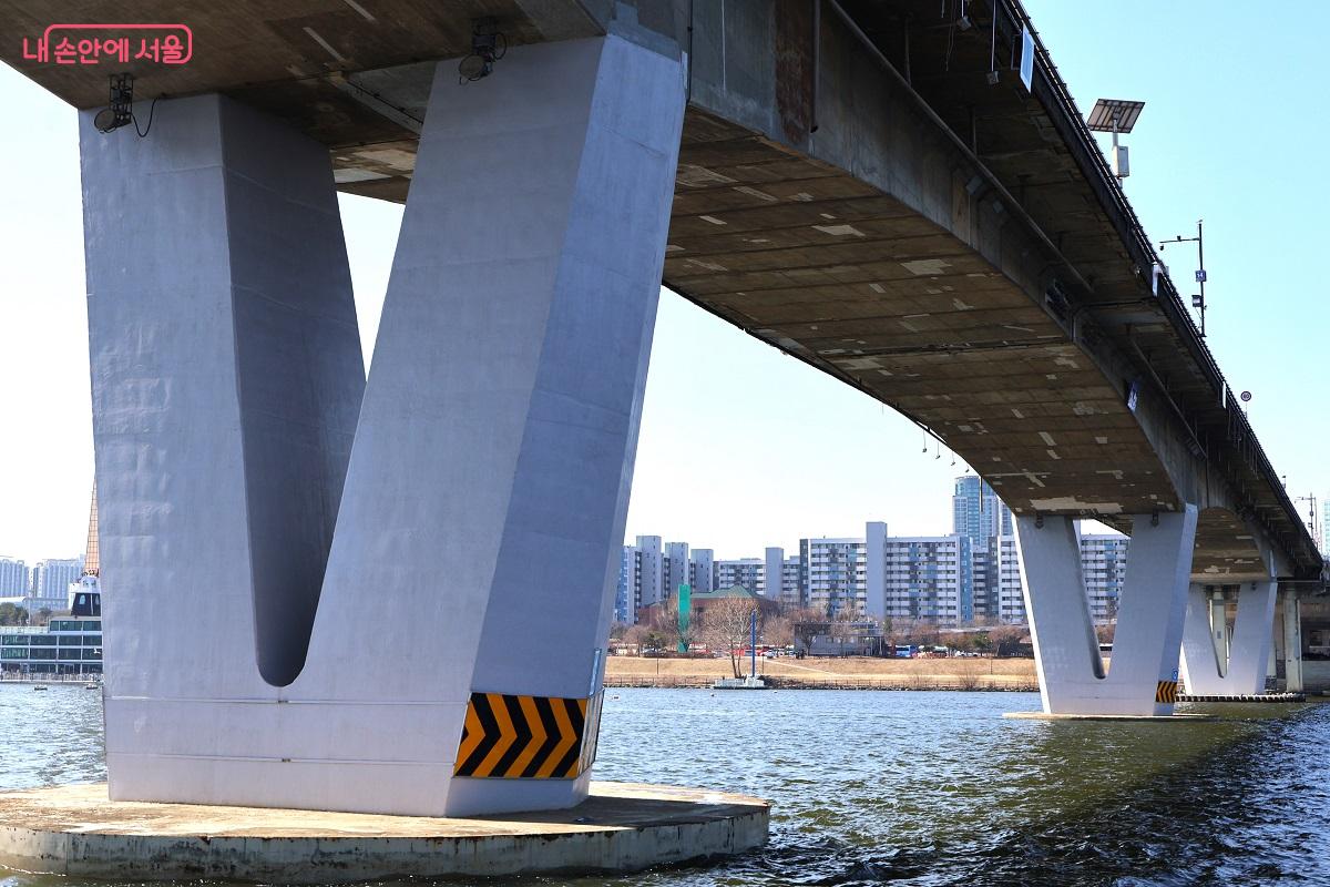 V자형 교각이 돋보이는 원효대교의 세련된 디자인과 도심 풍경 ⓒ이봉덕