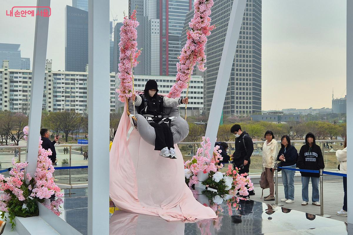 여의도 선착장은 즐거움(JOY)을 테마로 모두가 함께 즐기는 축제 메인 공간으로 꾸며졌다.