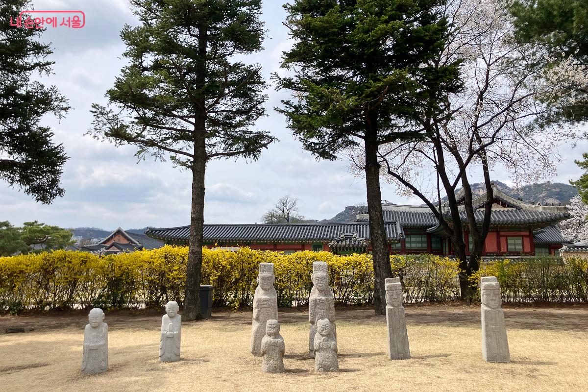 봄을 맞은 야외 정원의 석조물과 개나리 ©이란