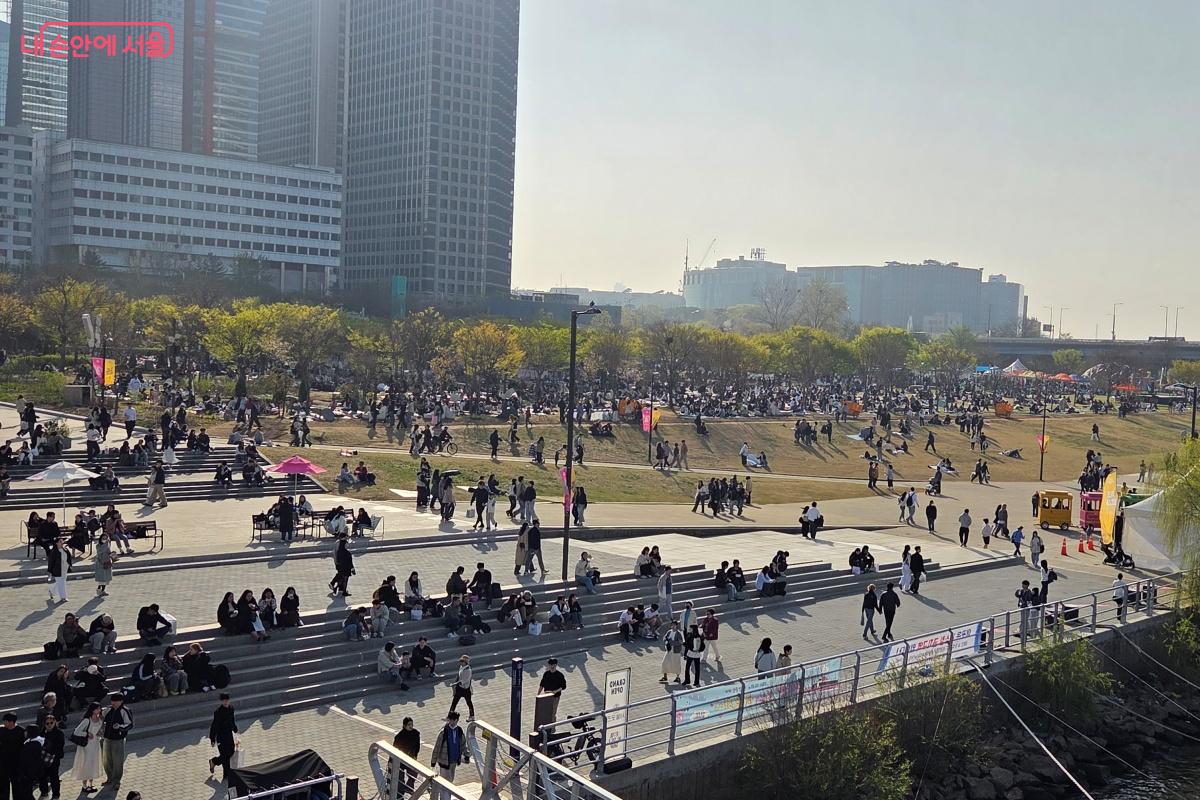 수많은 사람들이 즐기는 한강공원 &copy;김미선