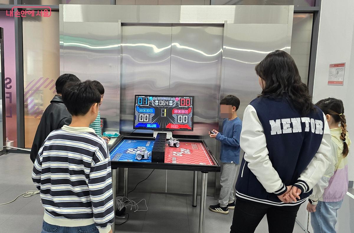 '로봇 올림픽'을 체험 중이다. &copy;조성희