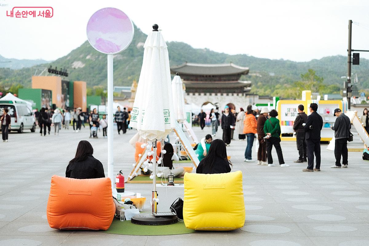 광화문이 정면에 보이는 곳에서 독서를 즐길 수 있다. &copy;김아름