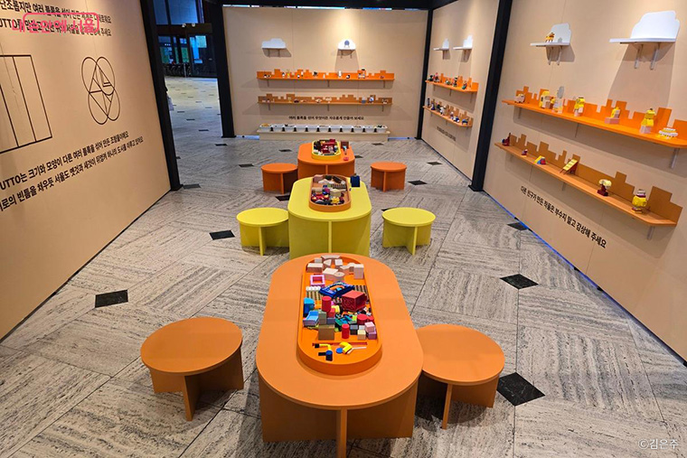 로비에서 참여형 전시 &lsquo;PUTTO&rsquo;가 5월 10일까지 열린다. 
