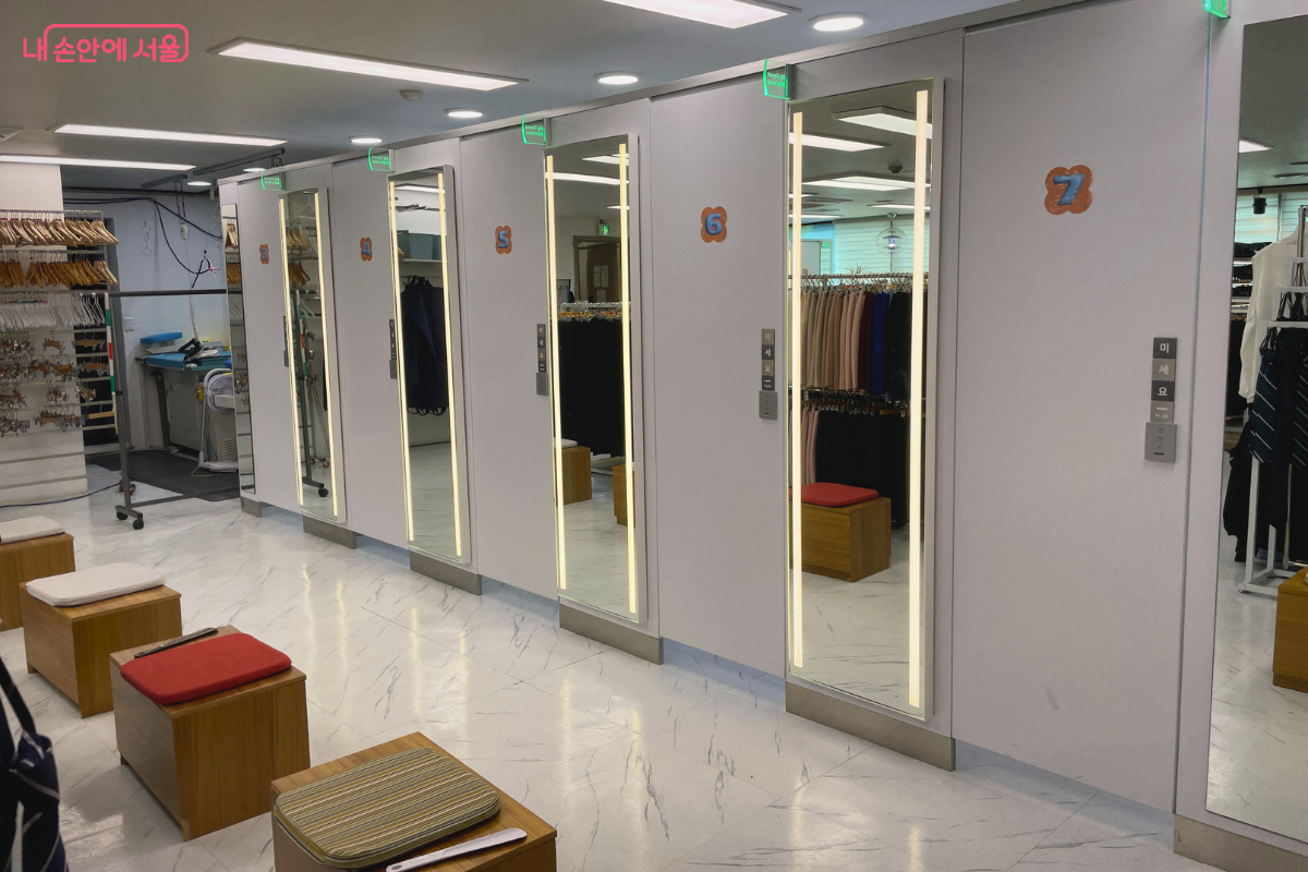 대여 업체 내부에 마련된 탈의실 &copy;이서윤