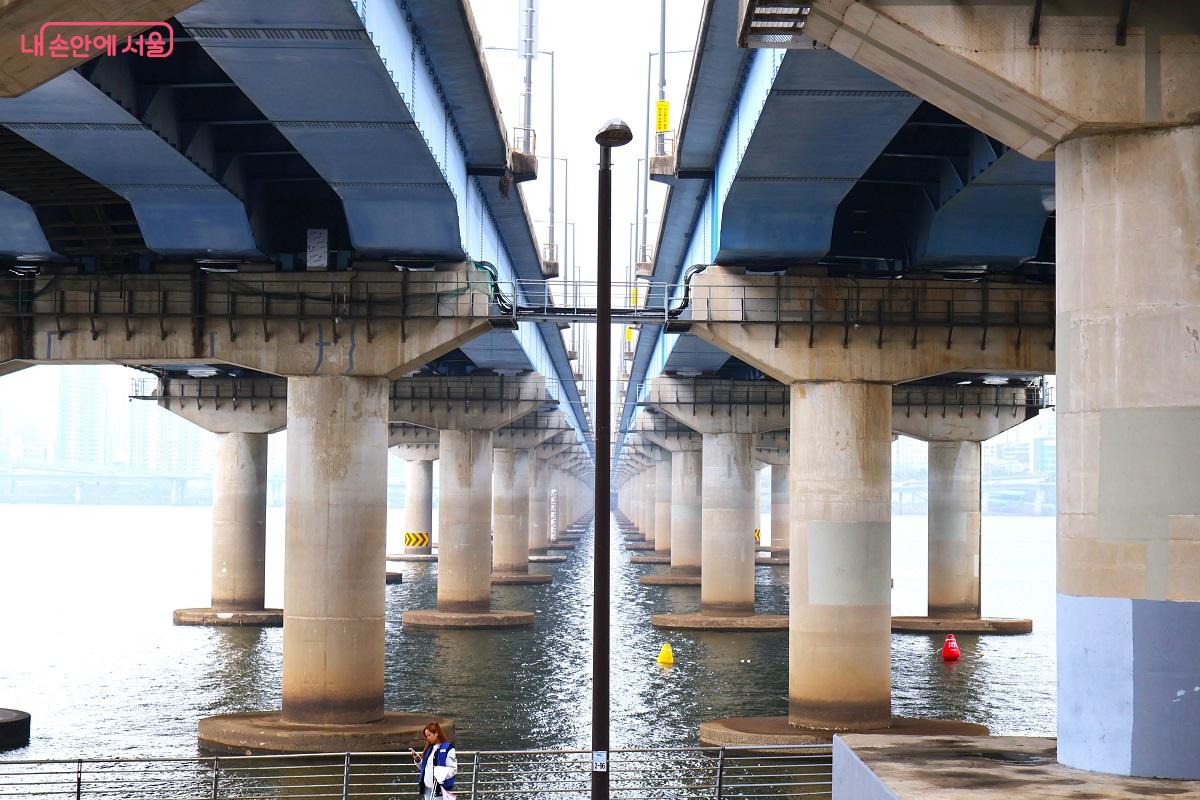 기하학적인 아름다움이 느껴지는 마포대교 아래 한강의 평화로운 풍경 ⓒ이봉덕