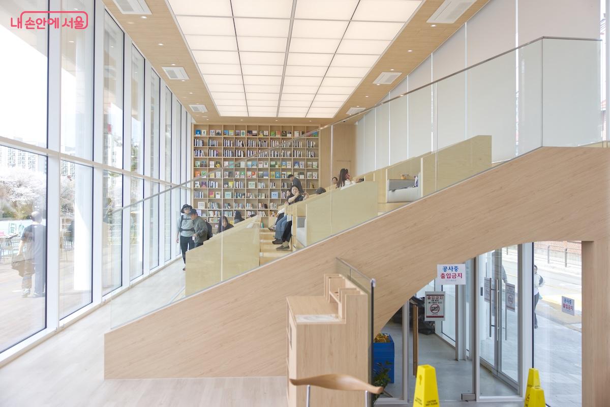 작은도서관 느낌이 나는 M층의 북스텝 공간이 보인다
