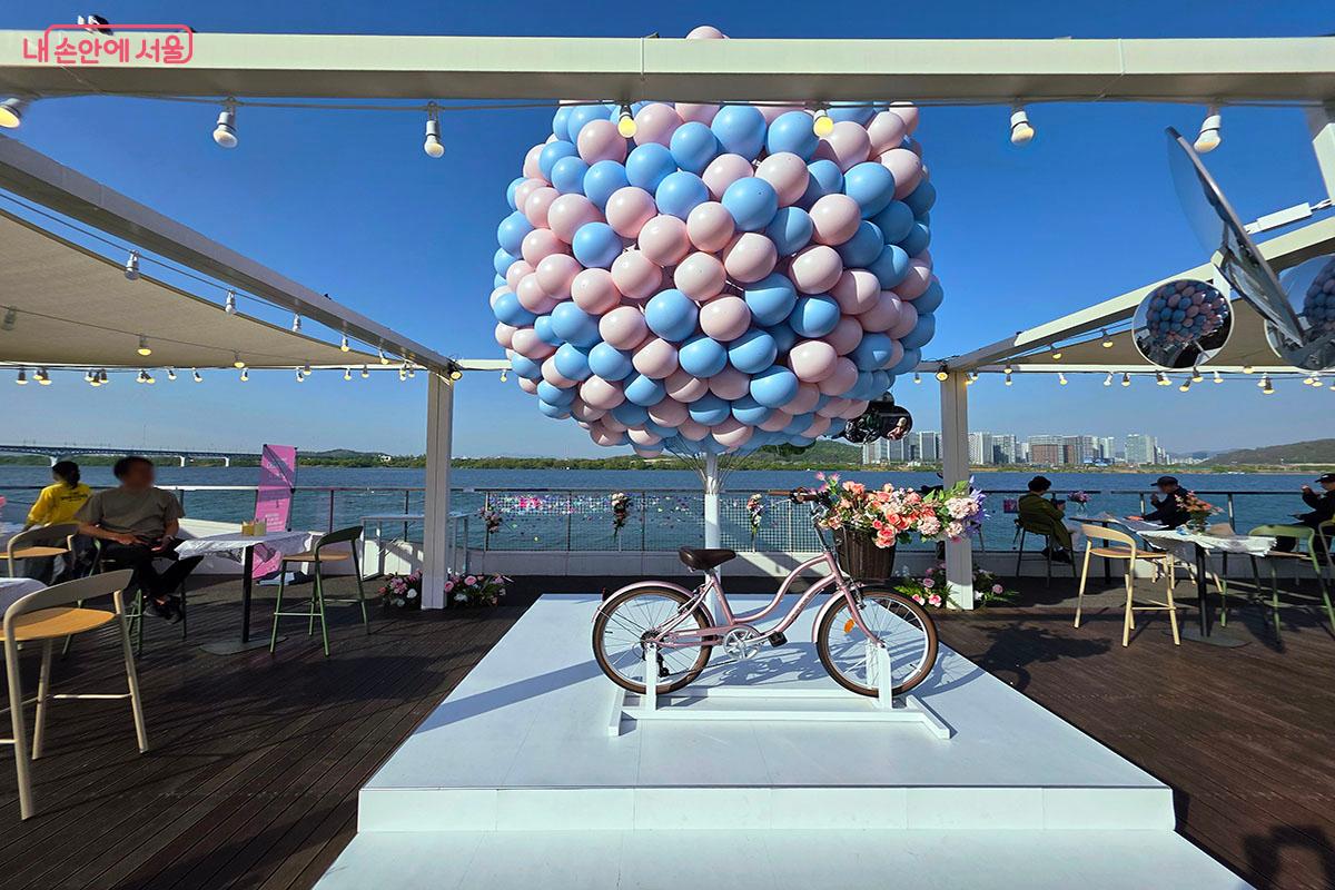 마곡선착장 루프탑에서 만나는 서울스프링페스티벌 트레저헌트& 7이모션스 '노을자전거' &copy;이정민