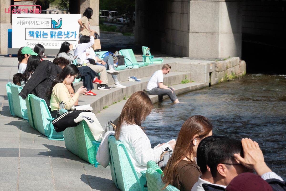 이른 더위에 시원한 청계천에서 '물멍', '책멍'에 빠져 있는 시민들 ⓒ 김경희 