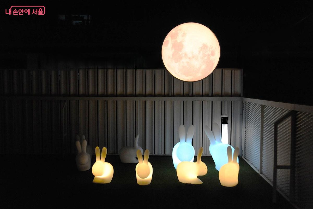 일몰 후 달과 토끼 조형물이 빛을 발하는 테라스는 쌍리단길의 야경 명소다. ⓒ조수봉