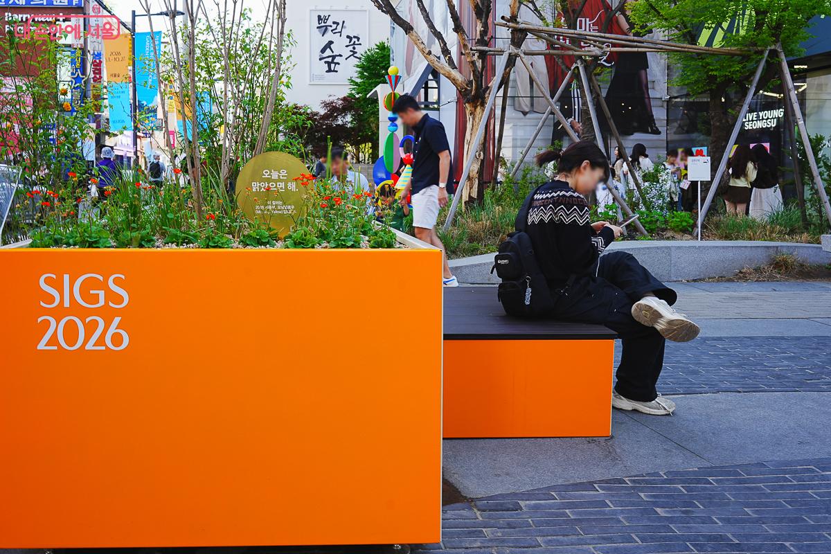 화단과 벤치를 결합한 성수 스퀘어 정원이 야외 라운지로 변신했다. &copy;김성무