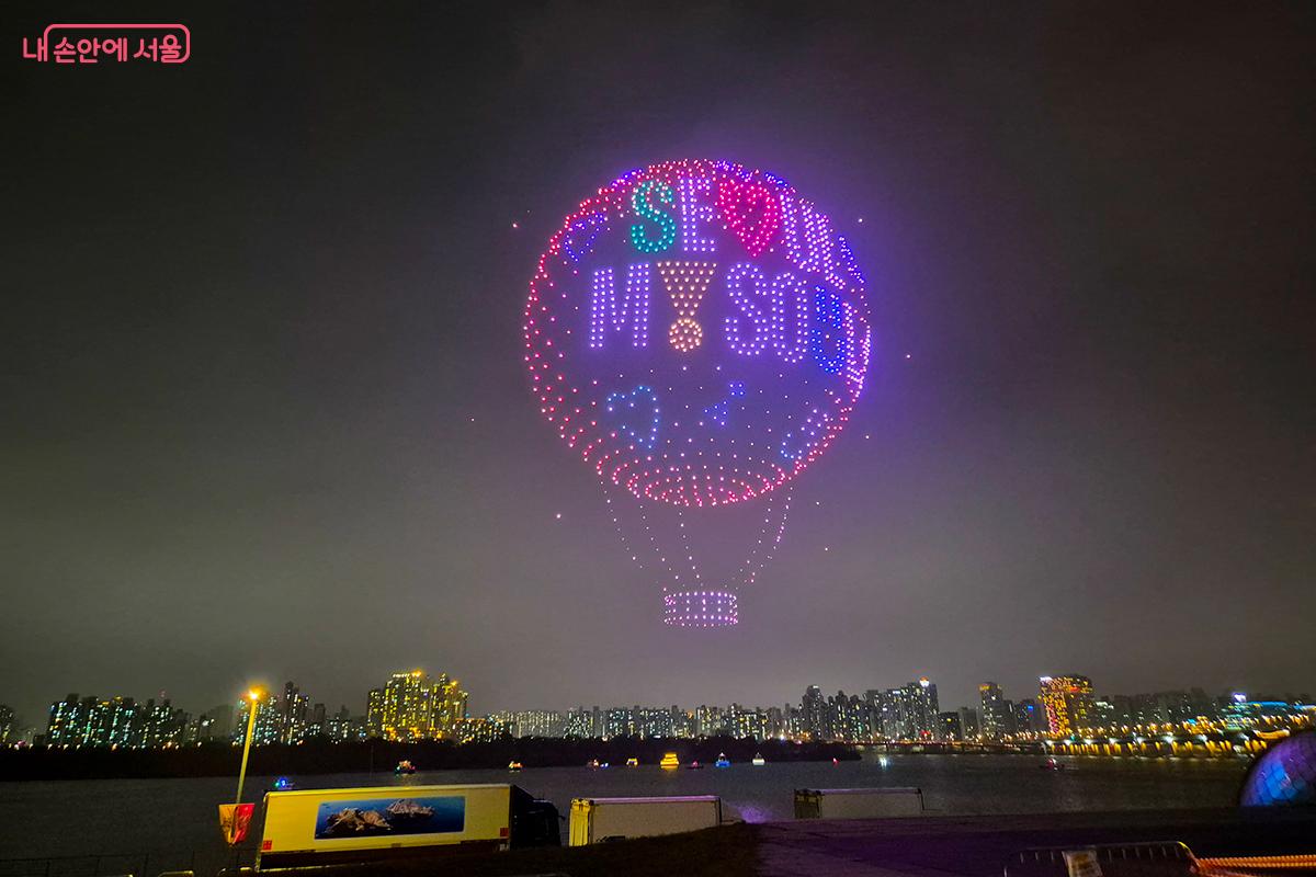 빛으로 그려낸 '서울달'이 한강 밤하늘을 수놓으며, 서울의 야경을 더욱 특별하게 했다. &copy;이혜숙