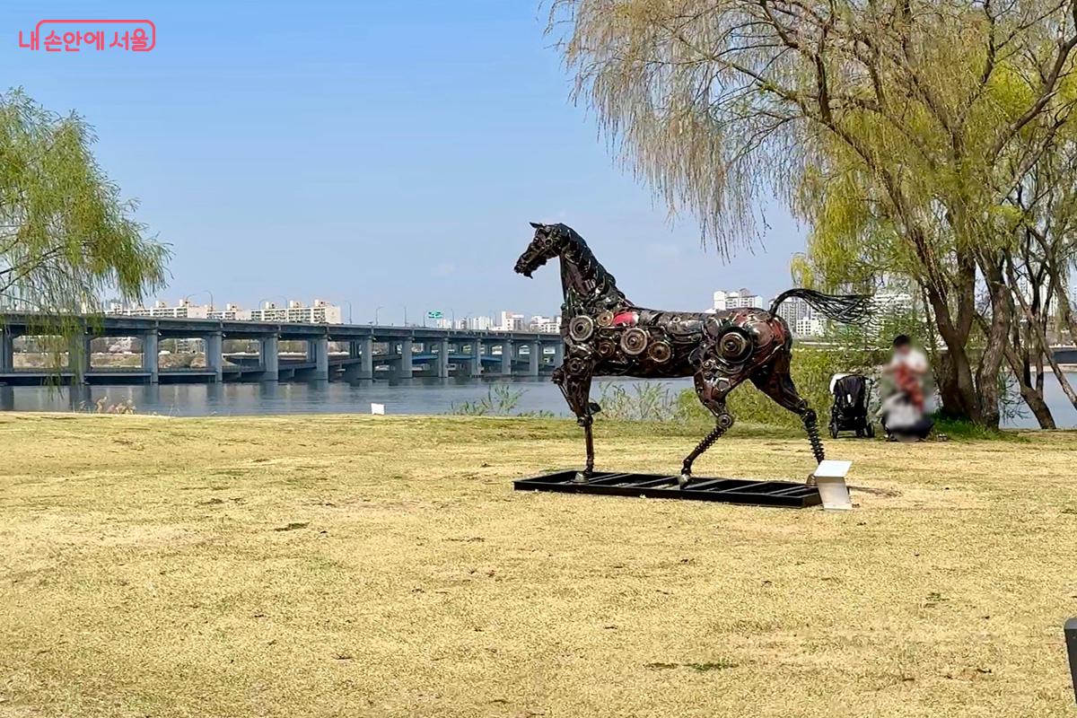 한강 해치카 창문을 통해 본 한강공원 조각 전시 모습 &copy;김미정
