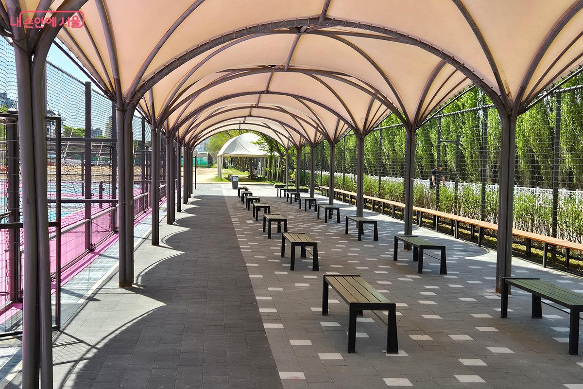 그늘막과 운동 중간중간 휴식을 취할 수 있는 벤치, 시원한 식수까지 갖춰져 있다. &copy;백승훈