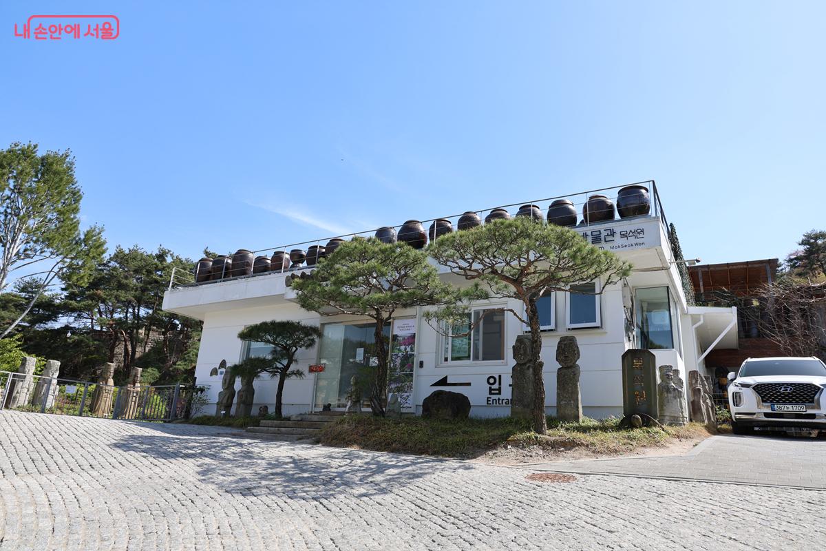 목석원 입구에 들어서면 가장 먼저 볼 수 있는 '하얀집(매표소)' &copy;박우영