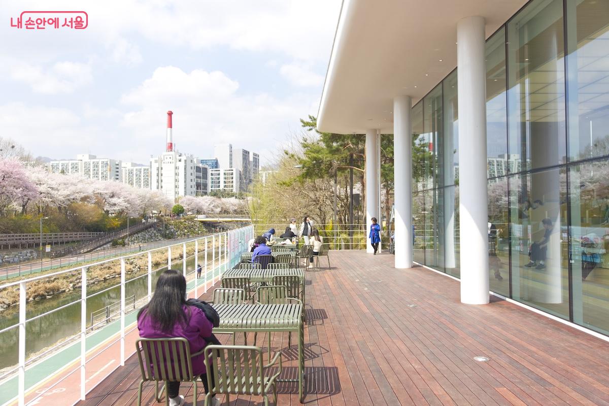M층에 위치한 수변테라스 공간은 우이천 벚꽃뷰를 감상하기에 최적의 공간이다