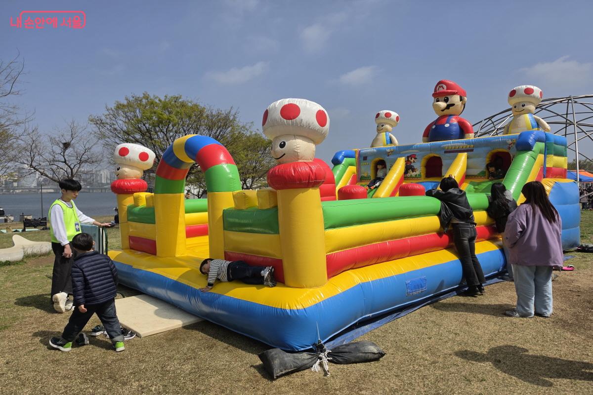 에어바운스 놀이기구.