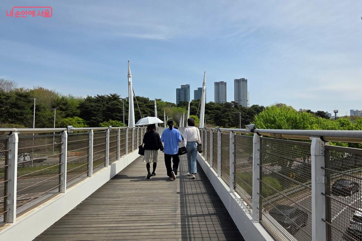 보행 전용 가교를 이용해 서울숲으로 이동했다. &copy;김미선