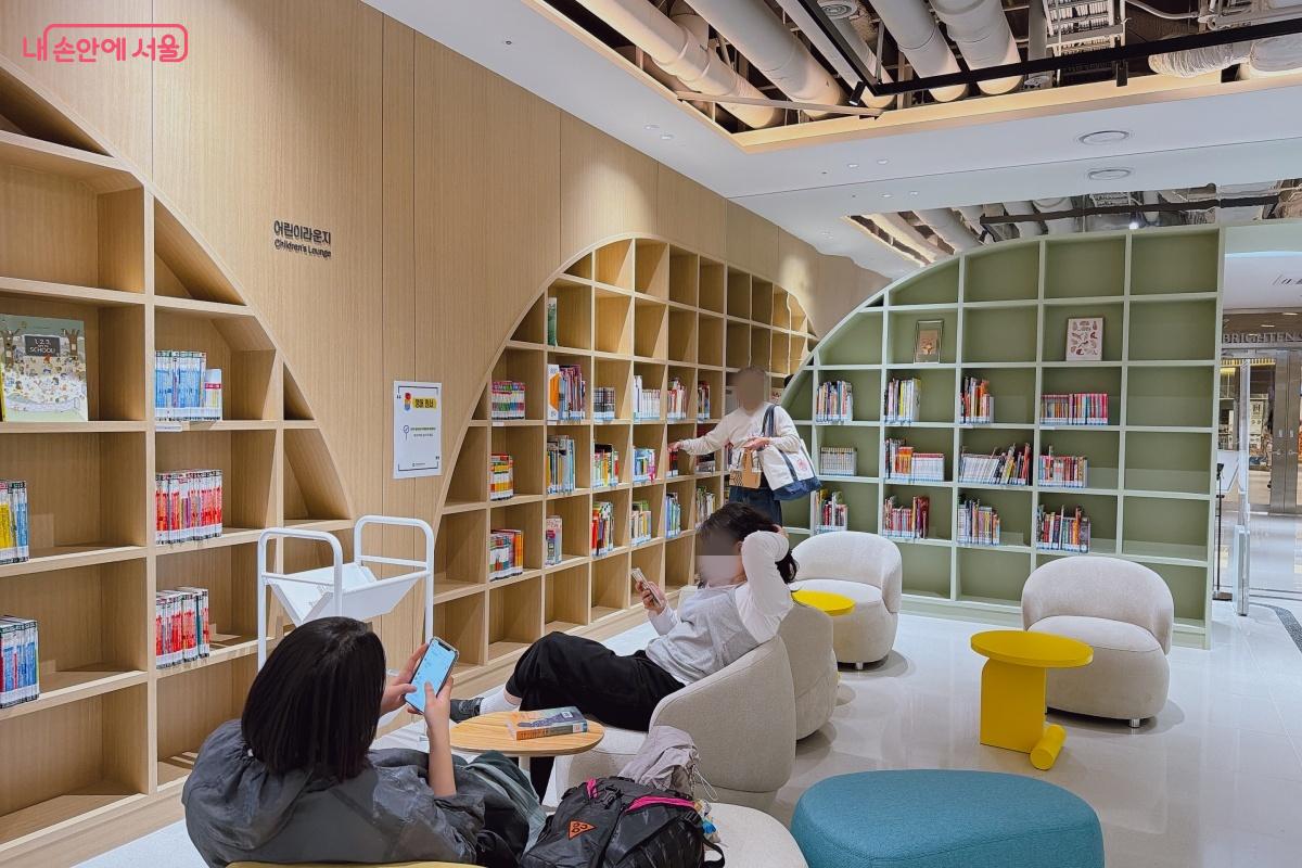 영어자료실을 별도로 운영하고 있어 자연스럽게 영어를 접할 수 있다. &copy;노윤지