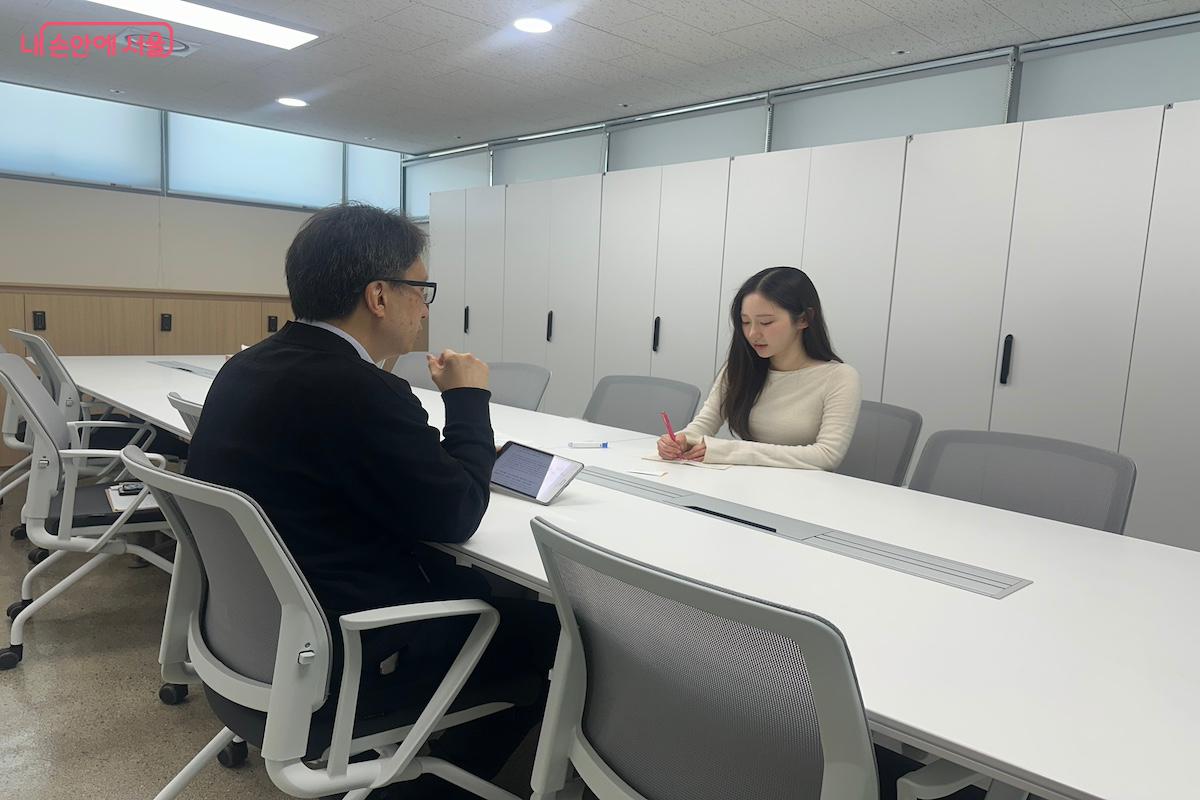 본격적인 시설을 둘러보기에 앞서 어울림플라자 김현성 국장과 인터뷰를 진행했다. &copy;김도윤