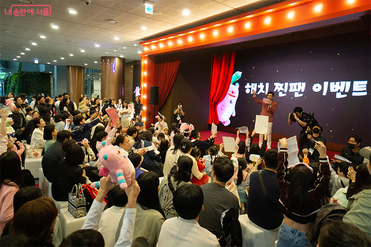 서울시청 지하 1층 &lsquo;내 친구 서울 서울갤러리&rsquo; 상설무대에서 하루 3회 어린이 맞춤 공연이 열린다. 사진은 지난 팬파티 현장.